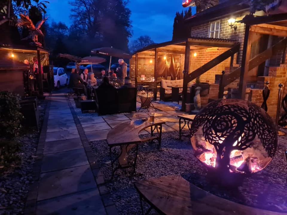The Red Lion & Cellar Room, Betchworth Exteriér fotografie